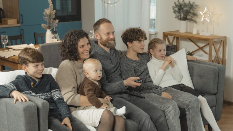 FOTO FAMILIA VIENDO LA TV