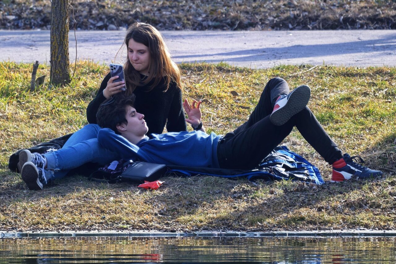 Pareja del hijo preadolescente en un entorno vacacional.